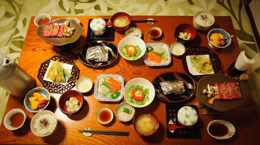 传统的日本食品组放筷子图片
