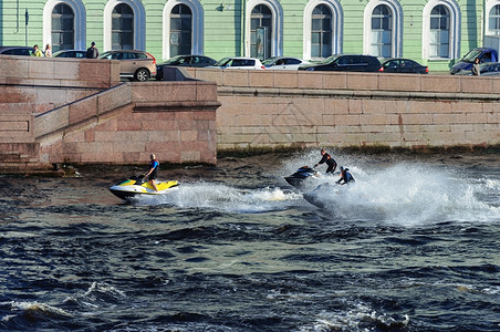 小型摩托车运动喷射在俄罗斯圣彼得堡Neva河上滑雪的男子团体图片