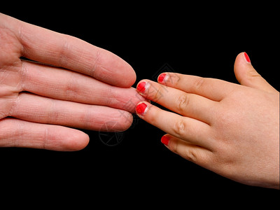 大手棕榈与小姑娘碰头用黑色隔离的粉红指甲碎油漆色的手指遇见图片