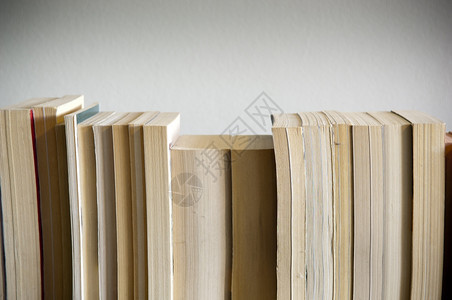 一排书坐在木板上后面空着白的一排书教育桩图图片