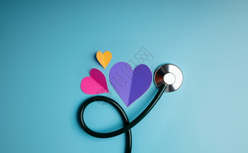 频率国际保健概念世界心脏日纸剪成形状用直立镜以蓝背景生命爱和护理最佳视角作为蓝底背景节省病人图片