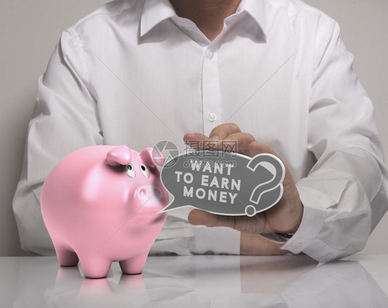 获得现金一张男子手持语音气球和文字的图象希望赚取金钱粉红小猪银行白衬衫挣钱概念金融图片