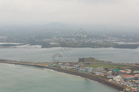 美丽日出峰韩国济州岛的冬季风景水图片