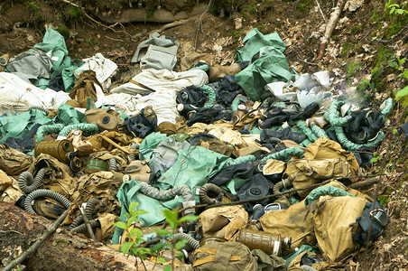 氧恐惧环境污染废防毒面具和森林中军事碎片的废物处理环境图片