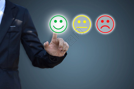 回馈手指人们实业家在虚拟屏幕上按着微笑脸的图标以示满意度评价和反馈概念背景图片