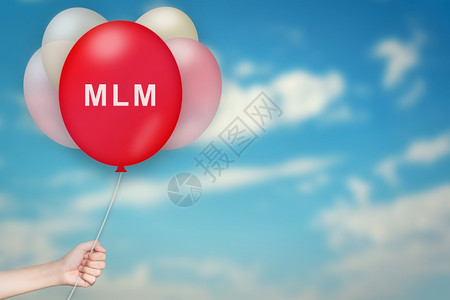 招募市场销售手持MLM或多级营销气球天背景模糊图片