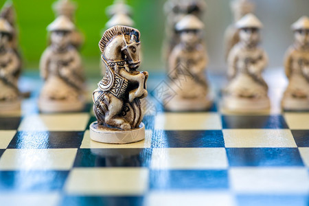 思考战争关闭坐在棋盘上的一匹马象棋黑色的图片
