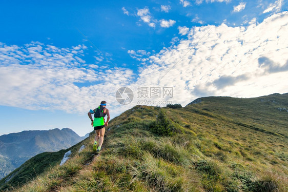 腿在耐力竞赛期间运动的山地男子在足迹上骑马景观饮食图片