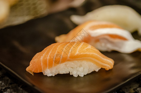 饭碗上新鲜的日本食物鲑鱼寿司餐厅饮食亚洲人图片