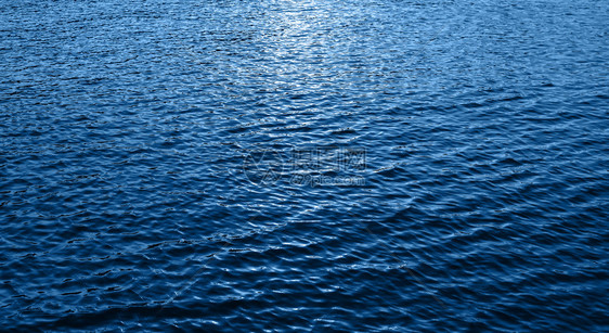 湖洪水体液小浪在海流中移动蓝海水中是深夜太阳蓝色海水TrindyBanner与20年的颜色变化小水波正在移动20年的颜色经典蓝纹图片