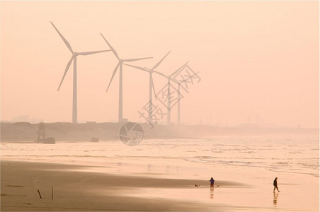 可再生来源创新晚上在海滩附近有微雾的风力图片