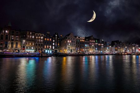 镇荷兰阿姆斯特丹市风景晚上从荷兰阿姆斯特丹历史的风景优美图片