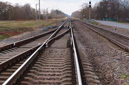 延伸到远方的铁路三排钢轨延伸到远方的铁路行业小方向图片
