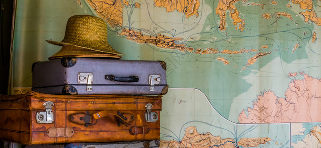 航程土地旅行背景带有帽子和的手提箱探险旅行业务自由图片