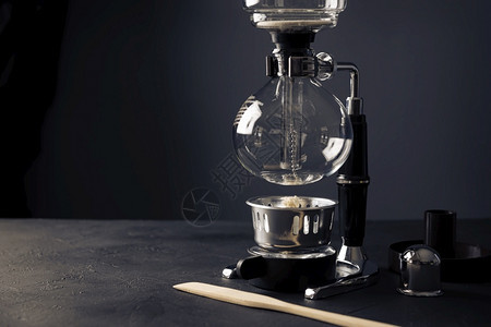 在生锈黑石块桌上的真空咖啡制造器也称为真空锅抽水或催眠咖啡制造器复文本空间林爱乐压结石图片