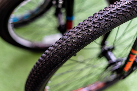配饰带有攻击越野保护者的新自行车轮胎品牌颜色挑衅的图片