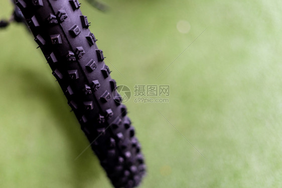 带有攻击越野保护者的新自行车轮胎品牌零售运动山图片