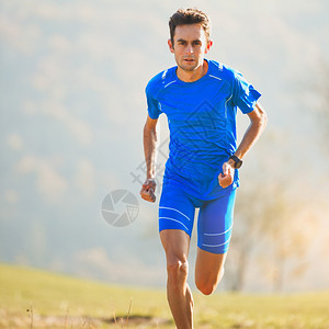 竞赛脚技意大利培训队在山区跑步的运动员队伍中参加训练活动图片
