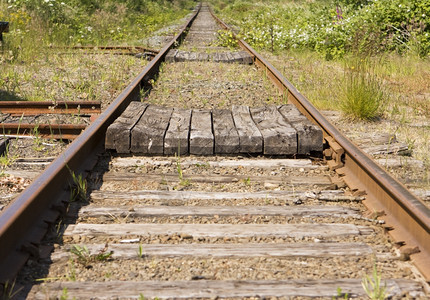 领带木头后退一对铁路轨迹延伸在一条直线无穷的铁轨上这种图像象征着许多相关的商业舱活动正在消退目标等笑声图片