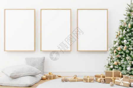 墙上装有空白相框和圣诞树装饰图片