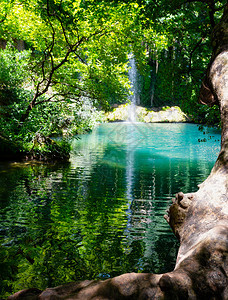 Kursunlu瀑布在自然公园有瀑布和湖绿松石水土耳其安塔利亚瀑布在自然公园植物夏天图片