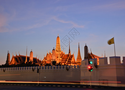 泰国金色寺庙夜景图片