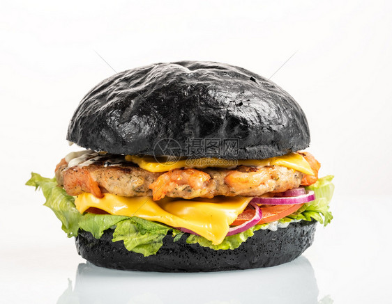 芝士汉堡和虾在黑包中的奶酪汉堡白色背景与反映黑汉堡白面与海鲜隔绝美国人沙拉一种图片