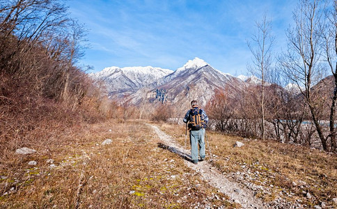 男人天空子徒步旅行者在通往山的小路上行走年轻的图片