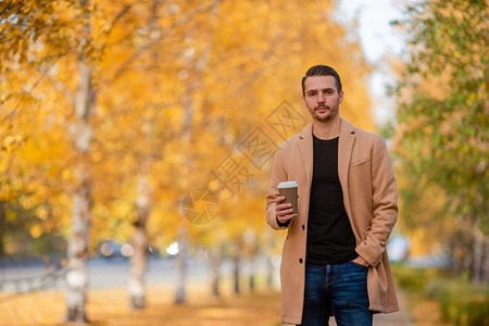 颜色外部肖像秋天在公园户外游玩的年轻男子Yengman图片