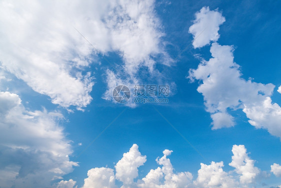 蓝色的白天空背景有云多图片