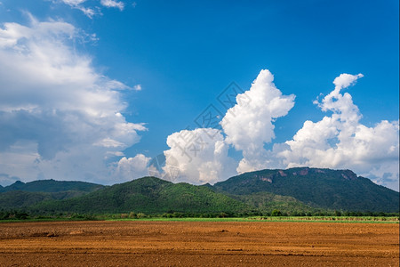 扑通夏天蓝色空背景有云阴霾图片