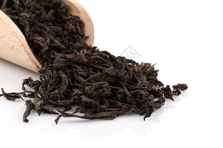 舀黑茶的在一小勺上黑茶背景近距离拍摄锡兰图片