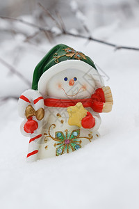雪中人玩具假期针叶常绿背景