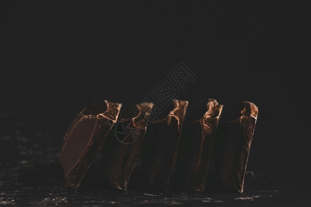 芯片苦的棕色黑背景巧克力块堆叠与复制空间断裂黑背景的巧克力块堆叠间距BreakingdarkChuckryblockstage图片