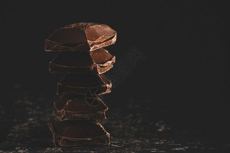 美食黑背景的巧克力块堆叠与复制空间断裂黑背景的巧克力块堆叠间距BreakingdarkChuckryblockstage钥匙碎图片