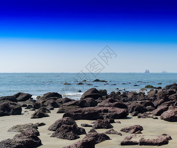 蓝色的自然明亮水平生动石滩海洋地平线风景背水平生动的石滩海洋地平线风景背图片
