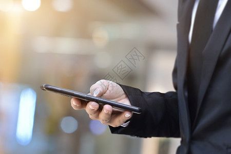 公司的现代短信使用移动智能手机的近身男子商业和技术概念商机和技术概念图片