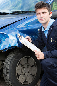 检查汽车损坏和充装修理估计值CSOCOF路损失害图片