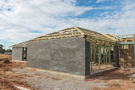 新的结构体正在建设中的新住宅以对抗蓝天真实的图片