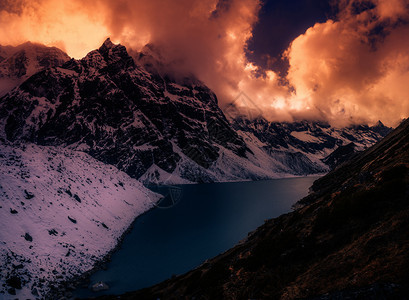 顶峰徒步旅行喜马拉雅山上日落和湖泊的全景观最佳图片