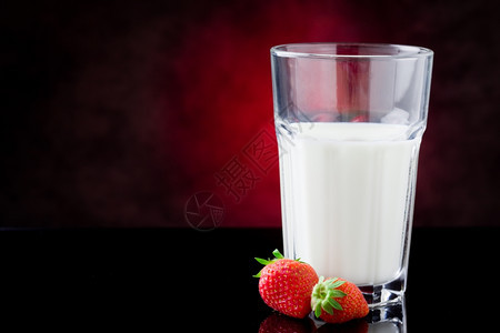 红光背景的牛奶玻璃和浆果相片红色的新鲜寒冷图片