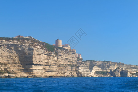 欧洲镇悬崖法国科西嘉海岸的博尼法西奥市图片