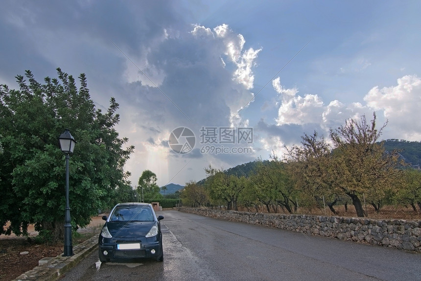 在西班牙马洛卡的雨和雷之后小法国车停在街灯旁边小法国车停在街灯旁边秋天户外灰蒙图片