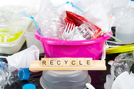 各种塑料和容器回收利用的塑料和容器重用刷子危机图片