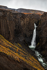 强大的地质学冰岛东边的海尼福斯和伊利特兰弗瀑布在冰河中阴云笼罩的一天里冰岛流动图片