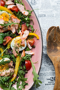 黄瓜饮食以粉红色盘子的沙拉鲑鱼蔬菜和翠绿图片