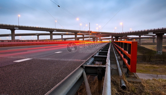 基础设施银行一条高速公路在夜间交通繁忙的公路上横越各种道路相互交织安全图片