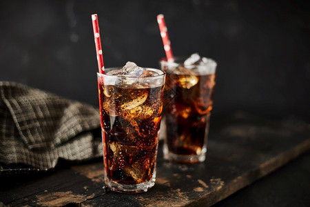 红色的碳酸化新鲜杯子上加冰新鲜可乐杯子上加新鲜可乐图片