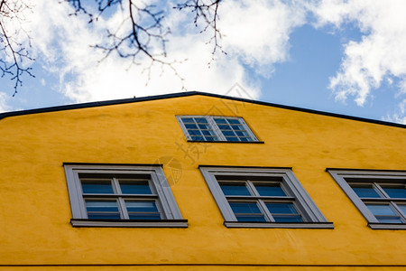 低的木头装有窗户建筑物旧式黄色墙壁狭窄的图片