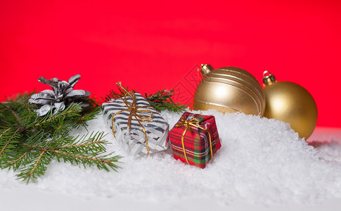 球冬天季节新年假日背景礼品盒锥盘和红底的圣诞舞会图片